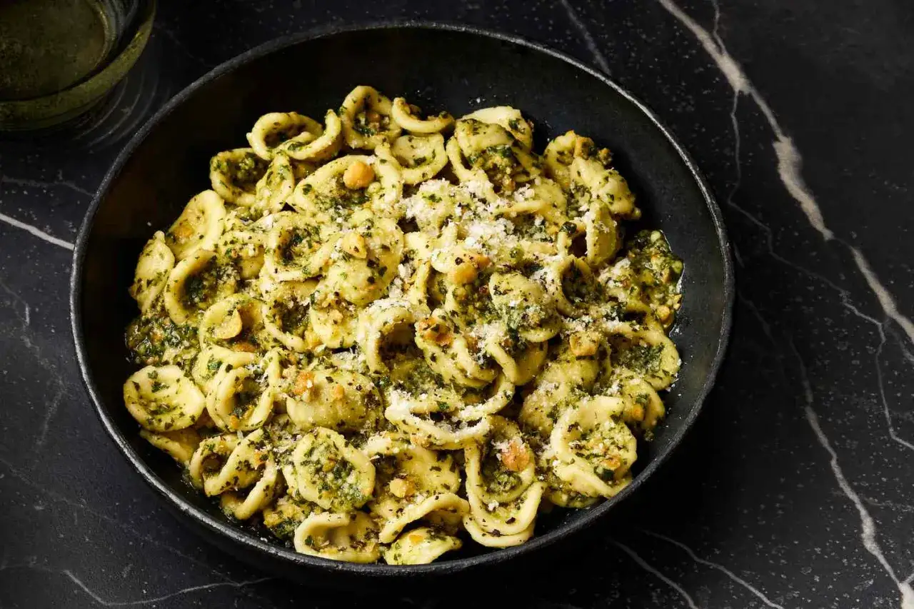 Orecchiette-Nudeln mit Pesto und geriebenem Parmesan. Die Aussprache ist 