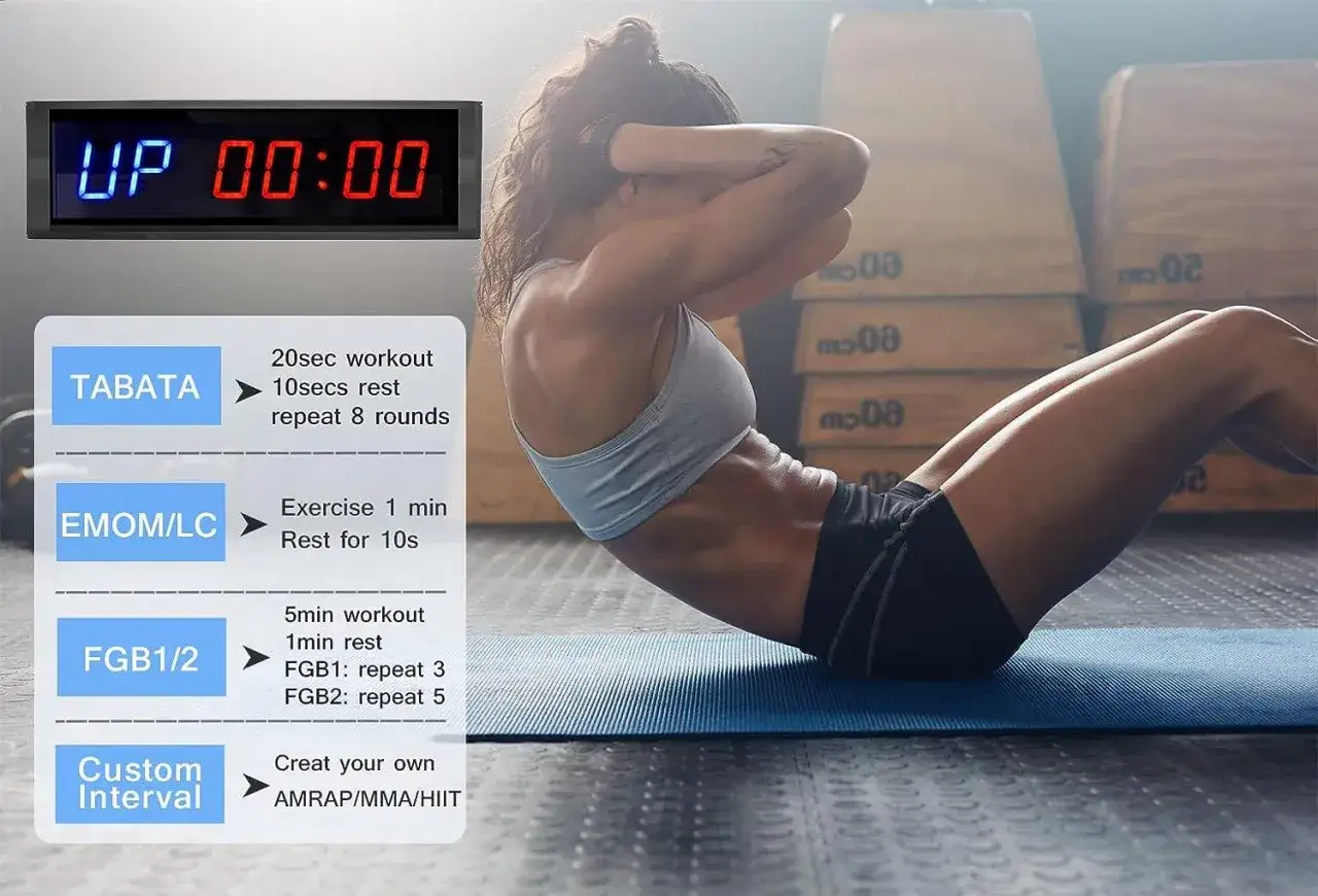 Donna fa crunch su tappetino. Timer da allenamento mostra 