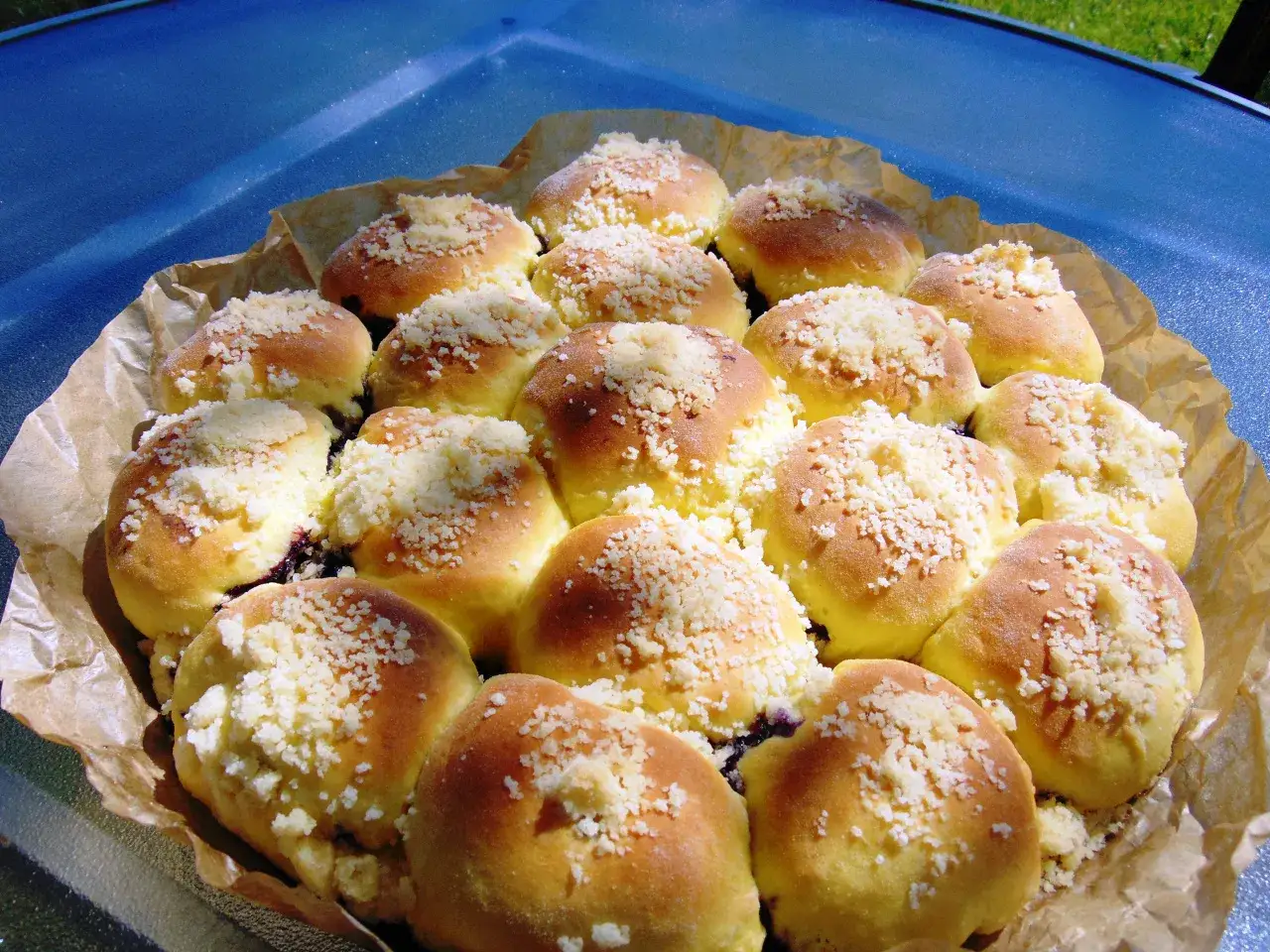 Pyszne, domowe jagodzianki z kruszonką, pieczone na papierze do pieczenia. Idealne na letnie popołudnie.