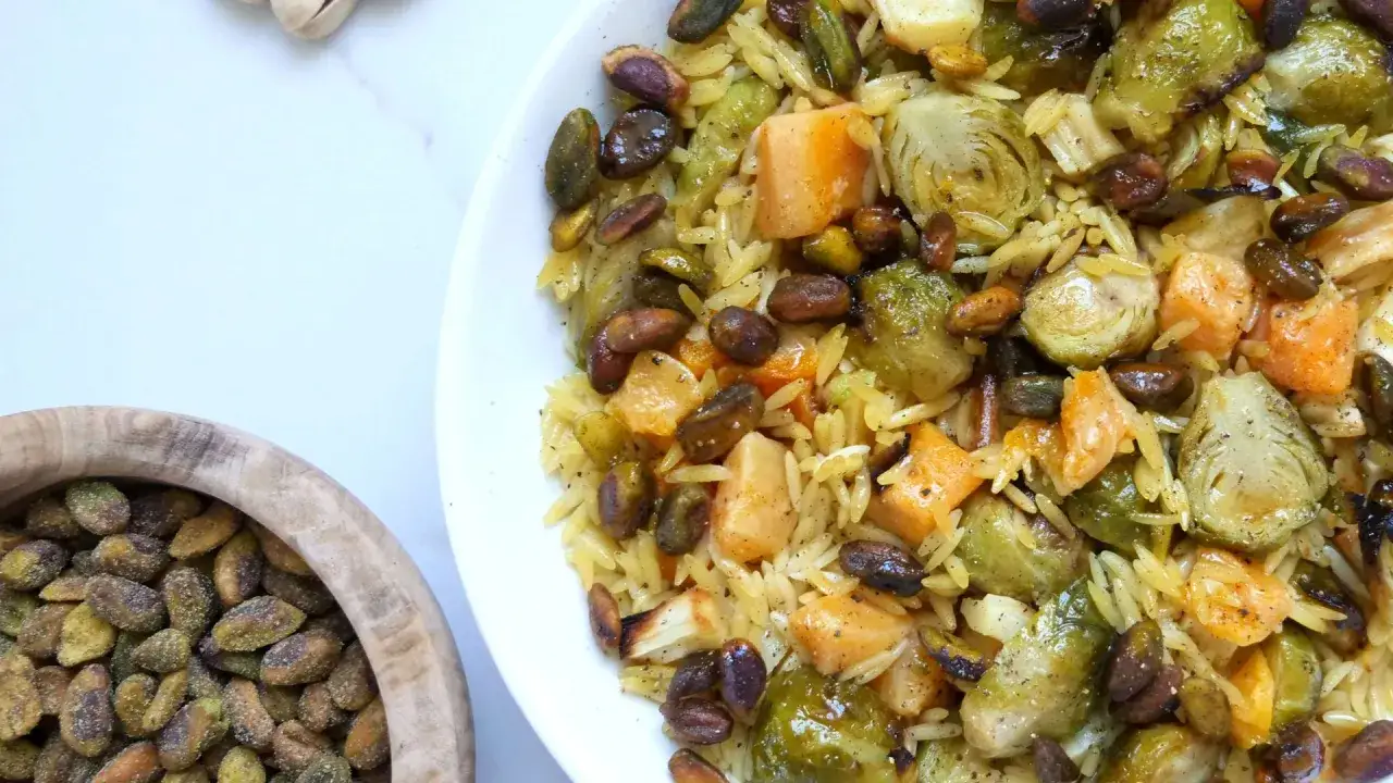 Ausgefallene Pasta-Rezepte vegetarisch: Orzo mit ger&ouml;stetem Rosenkohl, K&uuml;rbis und Pistazien.