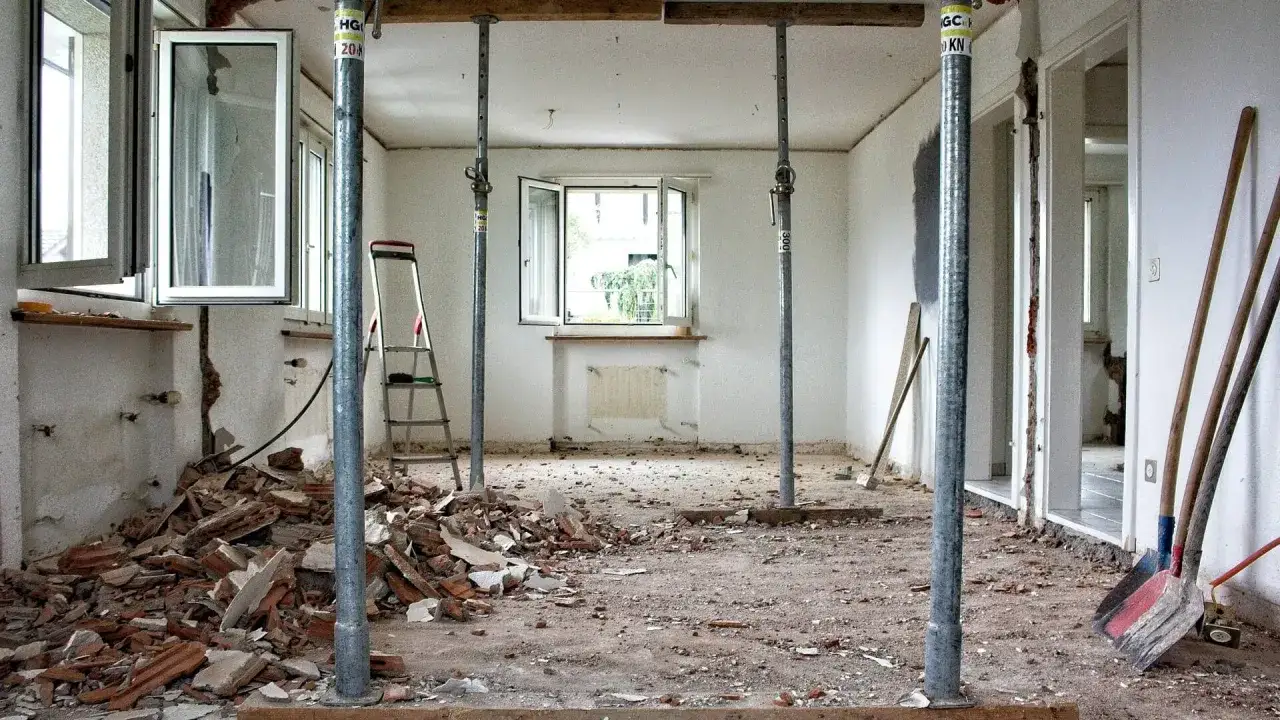 Habitaci&oacute;n en demolici&oacute;n, con escombros y puntales. Las obras de mejora repercutir&aacute;n positivamente al inquilino.