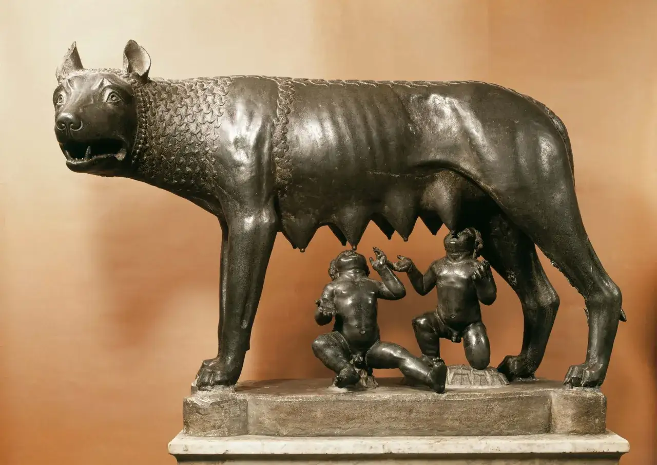 La louve Capitoline, symbole de Rome, nourrit Romulus et R&eacute;mus. Cette sculpture antique raconte la l&eacute;gende fondatrice de la cit&eacute;.