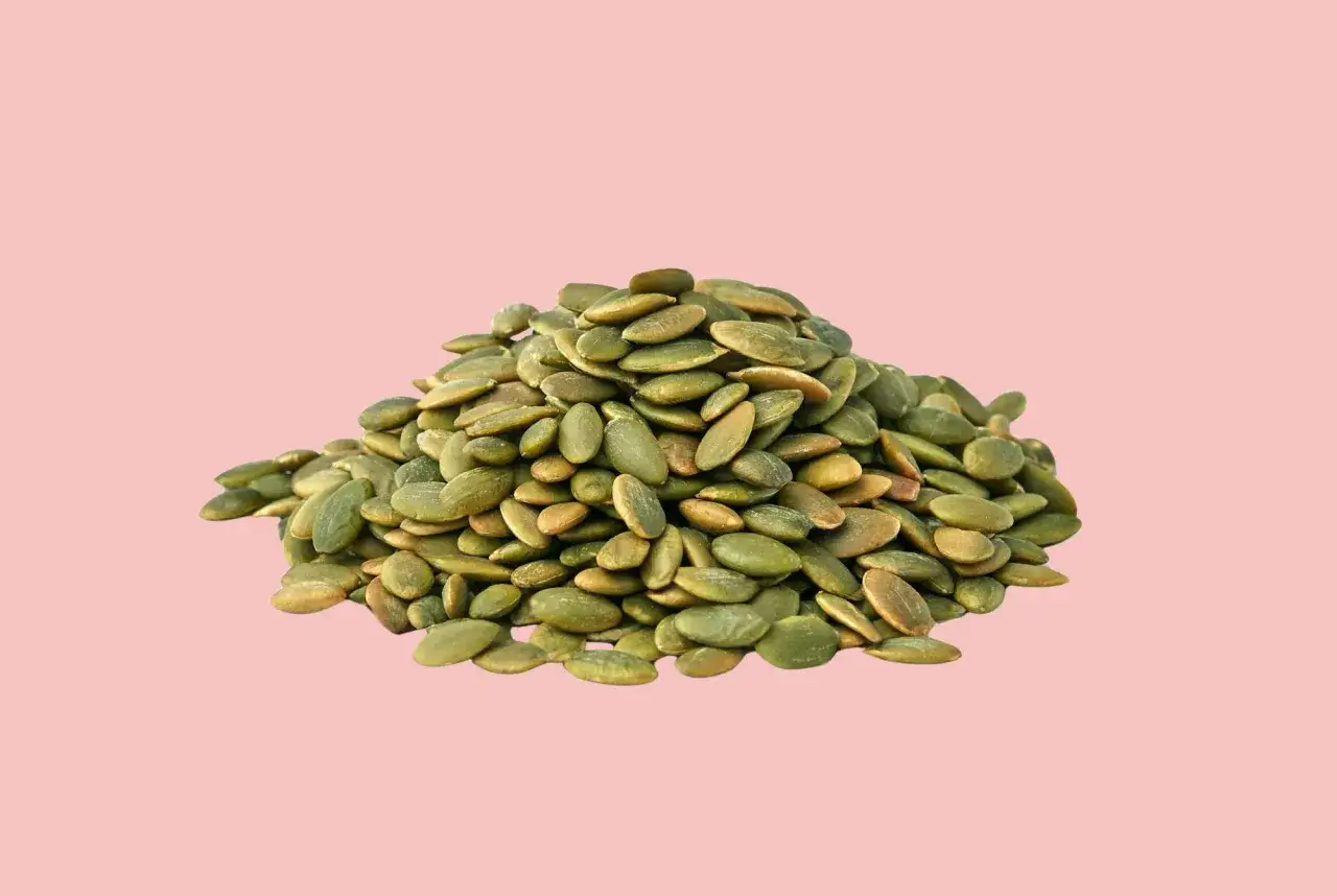 En hög med pumpafrön, en naturlig källa till magnesium som kan vara bra som magnesium tillskott gravid.