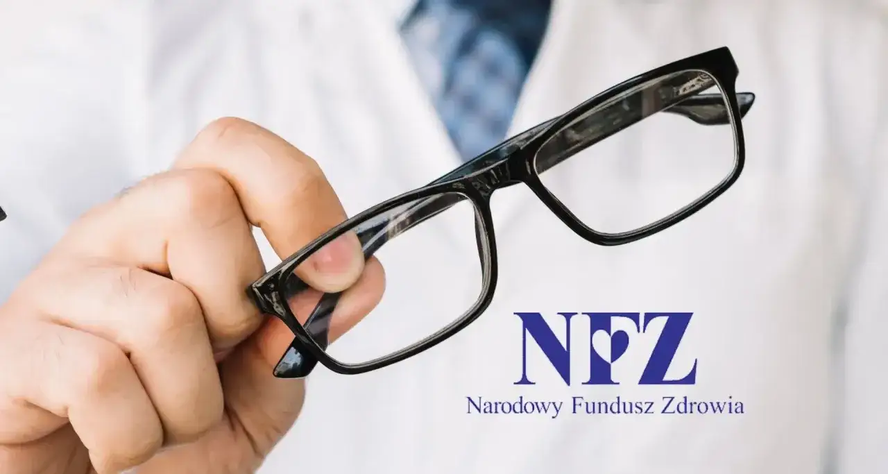 Dłoń trzyma okulary. Czy okulary są refundowane przez NFZ? Sprawdź na Narodowy Fundusz Zdrowia.