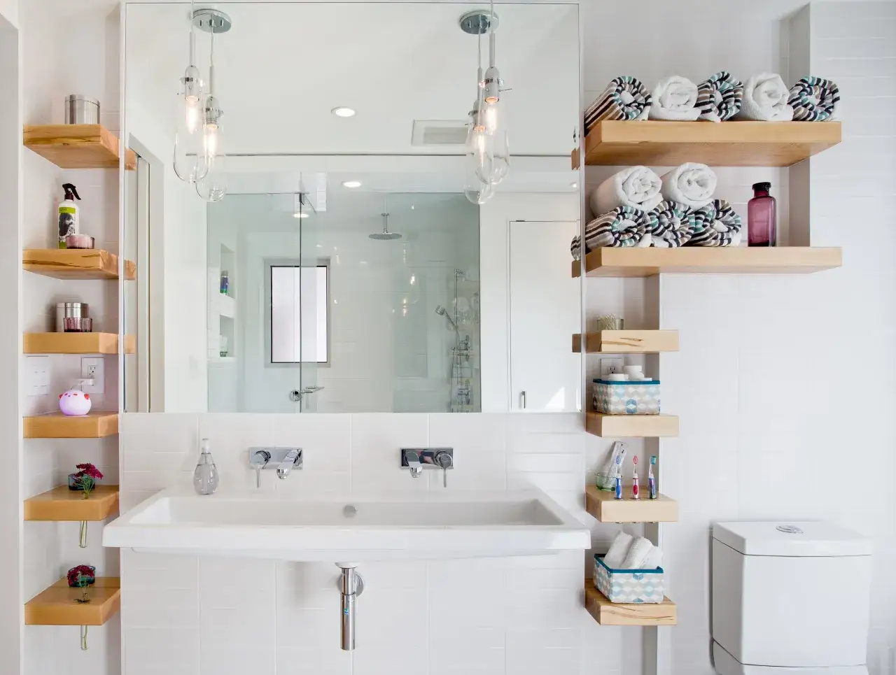Salle de bain petite surface : lavabo double, &eacute;tag&egrave;res en bois flott&eacute;, miroir, douche vitr&eacute;e et rangement astucieux.