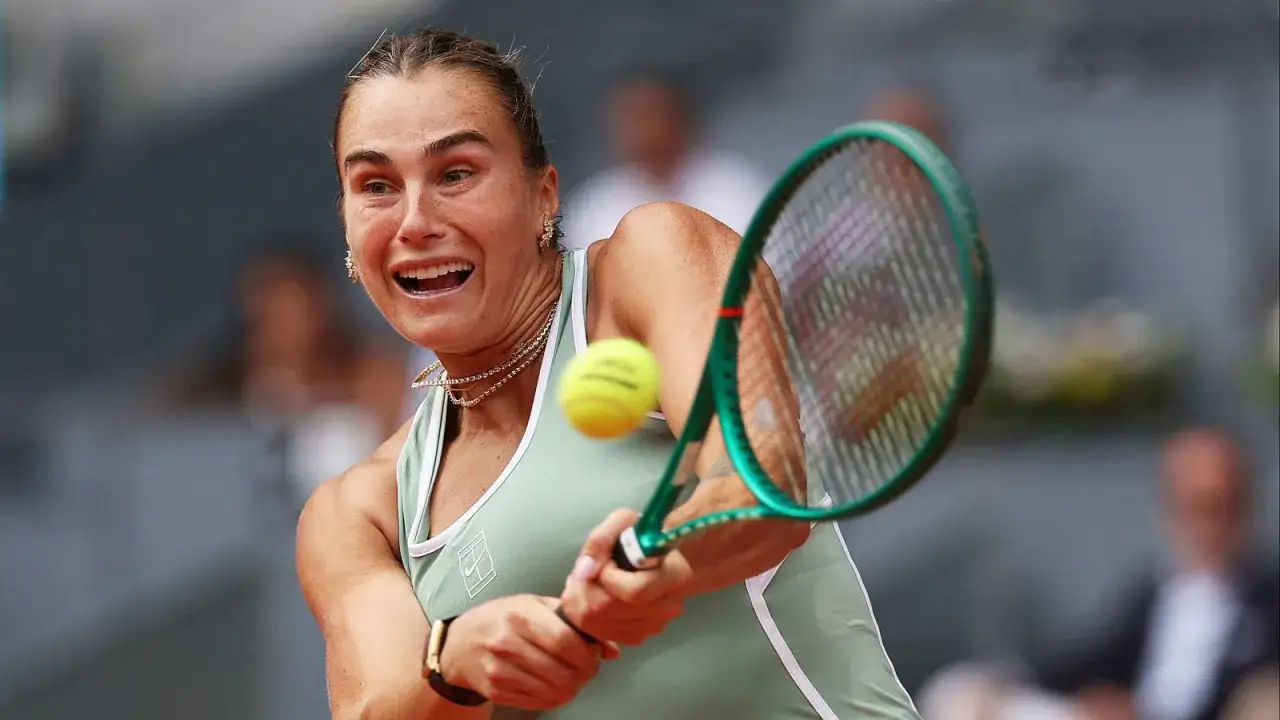 Aryna Sabalenka golpea la pelota en un partido de tenis. &iexcl;No te pierdas d&oacute;nde ver Sabalenka hoy!
