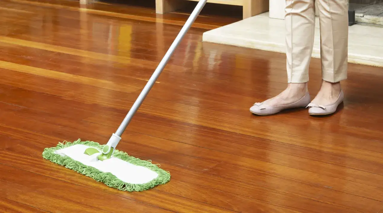 Mocio su parquet lucido, un esempio di come lucidare il parquet per un risultato impeccabile.