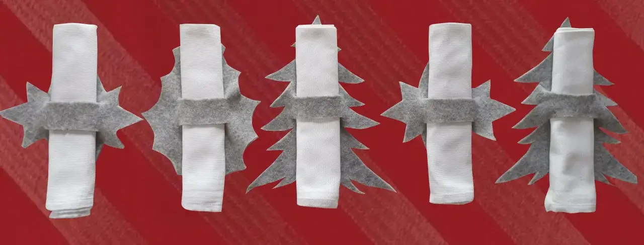 Cartamodello portatovaglioli in feltro fai da te: cinque decorazioni natalizie a forma di albero e stella per la tavola.