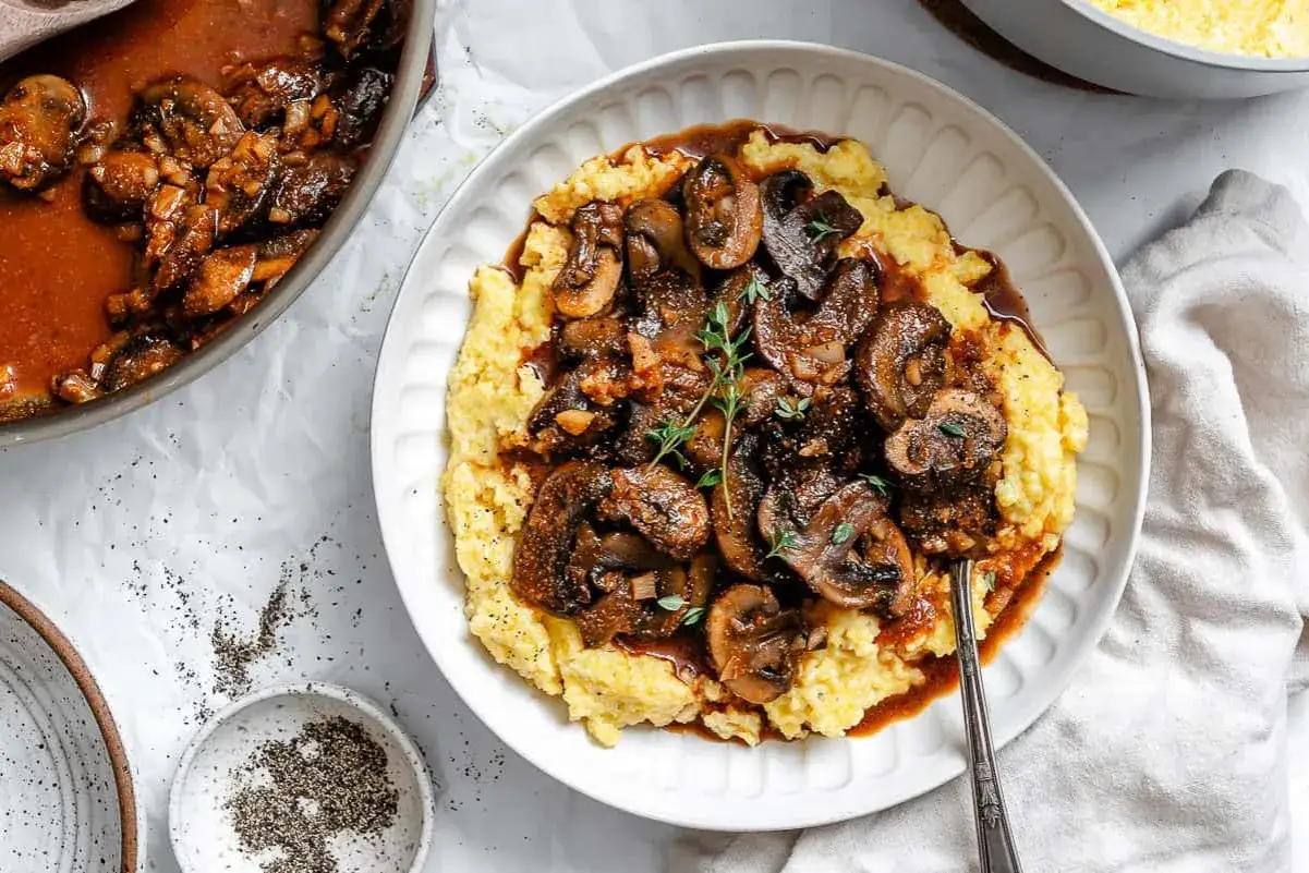 Cremige Polenta mit geschmortem Pilzragout, ein köstliches polenta rezept.