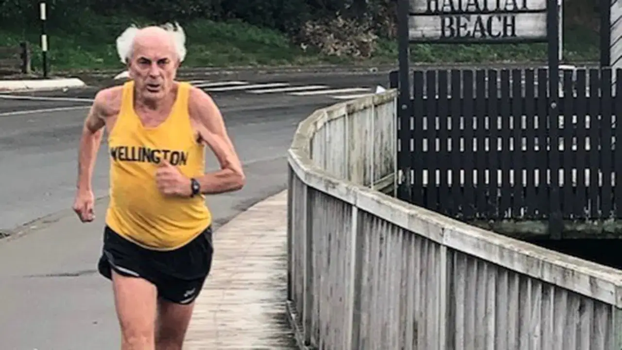 Un uomo anziano corre su un ponte di legno, dimostrando che non &egrave; mai troppo tardi per iniziare a correre a 50 anni.