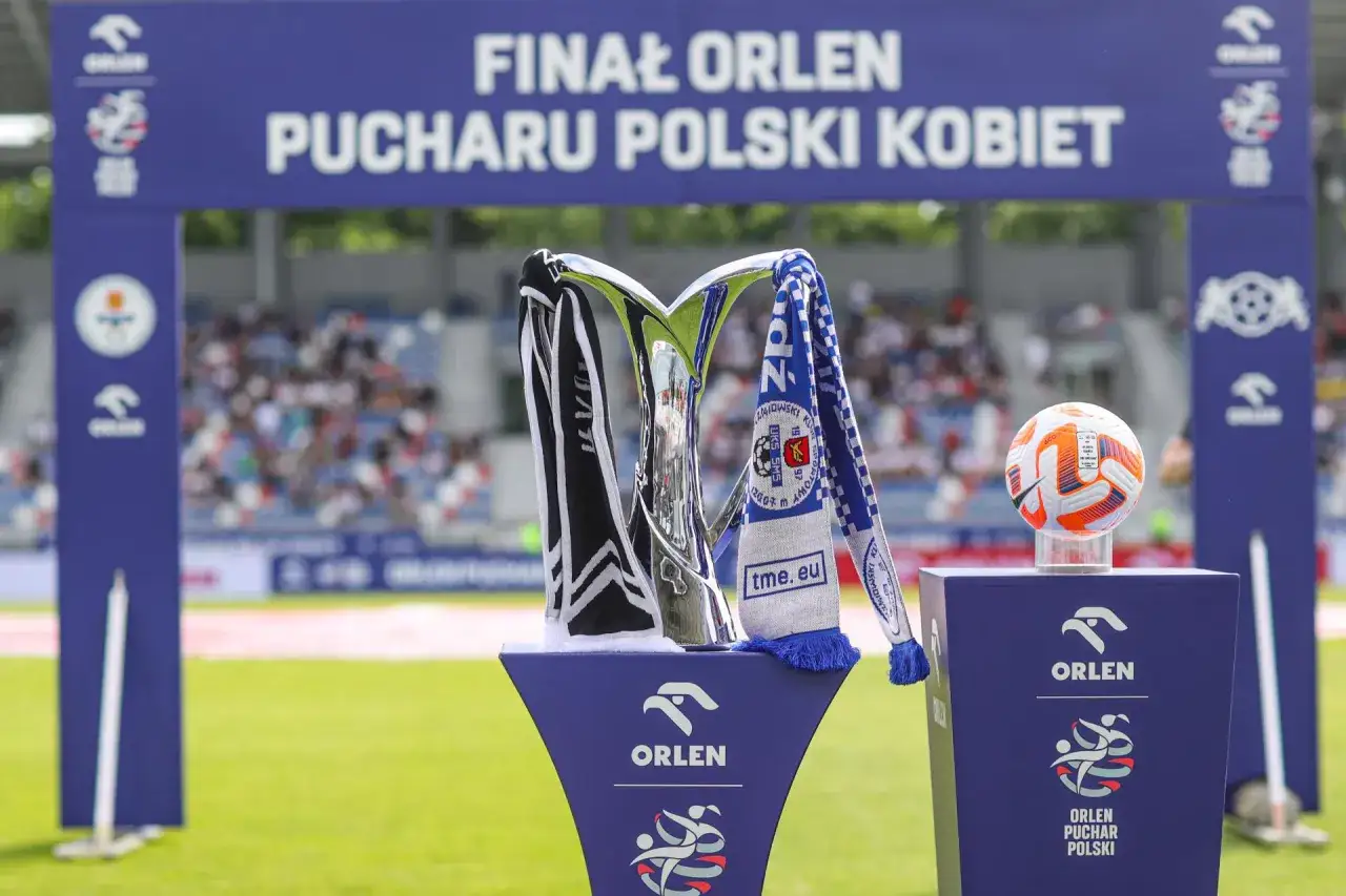 Trofeum finału Orlen Pucharu Polski Kobiet, piłka i szaliki na tle trybun.