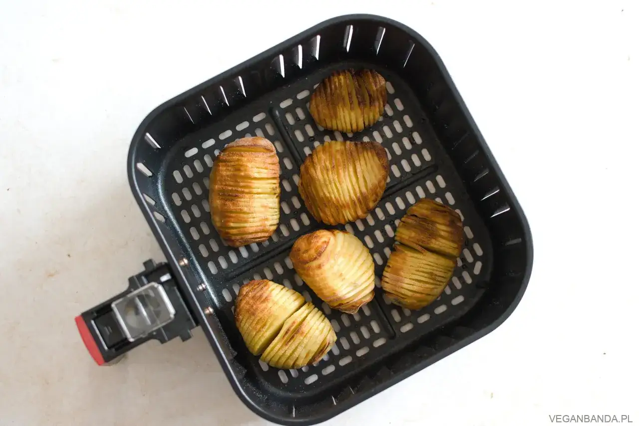 Złociste ziemniaki hasselback w koszu frytkownicy beztłuszczowej. Idealne do airfryer przepisy po polsku.