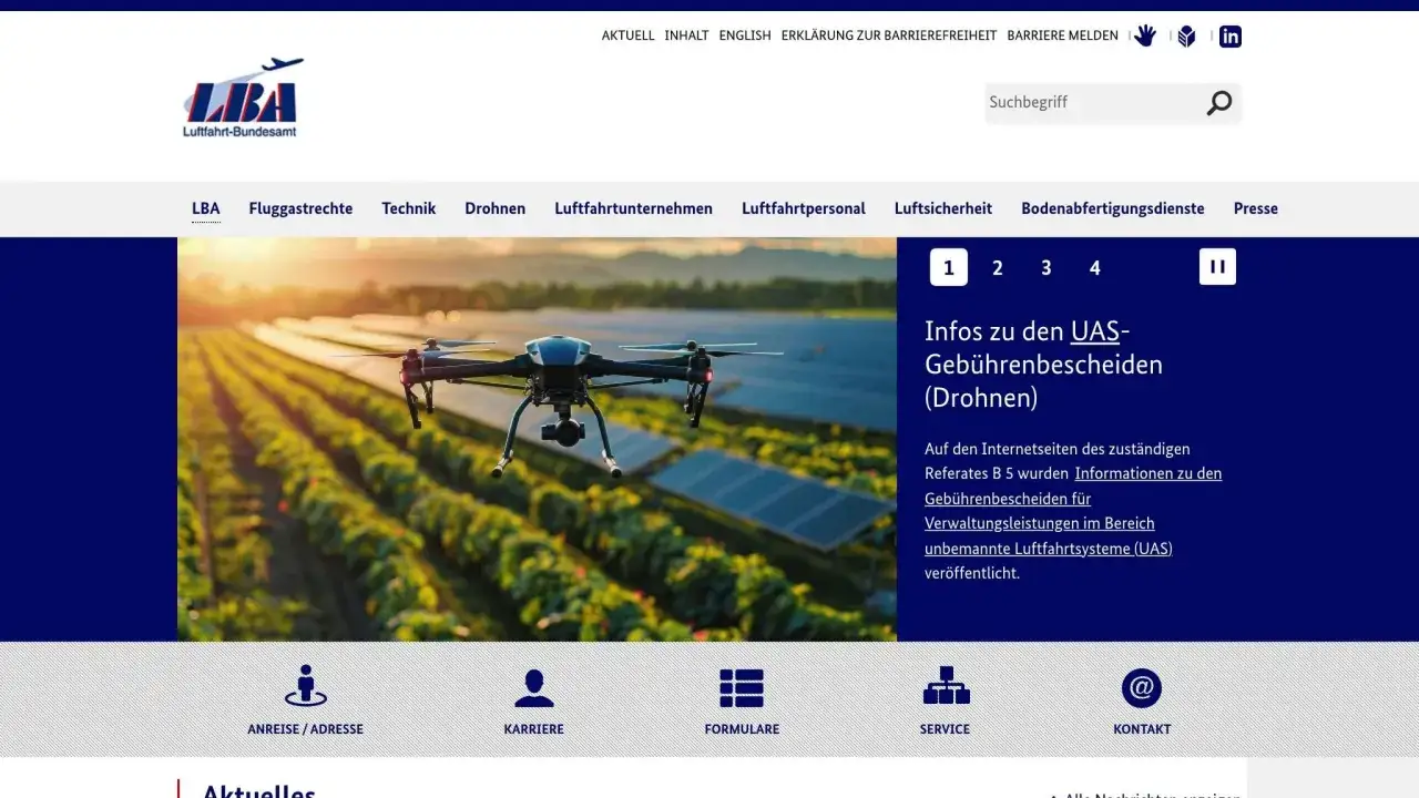 Drohne über Solarfeldern. Das Luftfahrt-Bundesamt (LBA) informiert über UAS-Gebührenbescheide, relevant für den Drohnenführerschein.