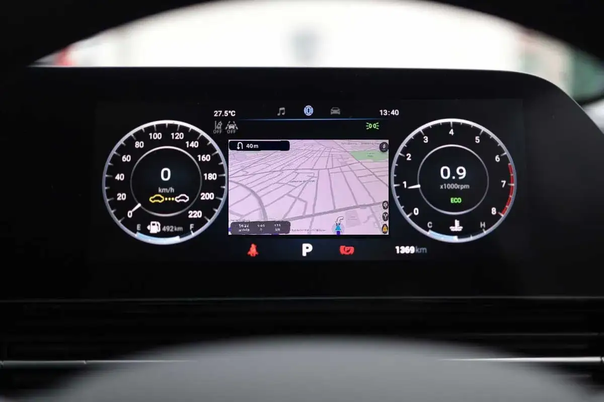 Tableau de bord d'une voiture affichant une carte Waze via Android Auto gratuit, la vitesse et le régime moteur.
