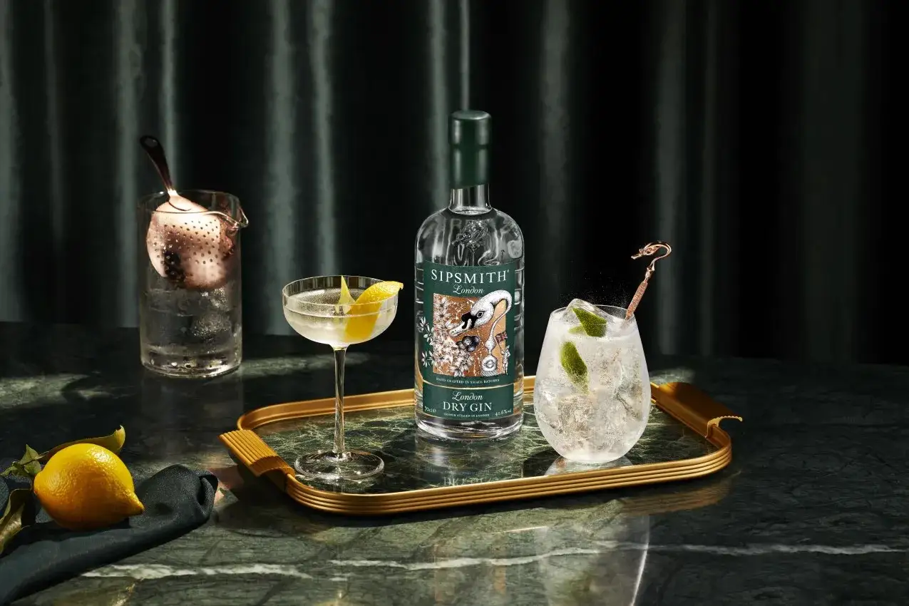 Eleganckie drinki na bazie ginu Sipsmith: orzeźwiający gin z tonikiem i klasyczne martini z cytryną.