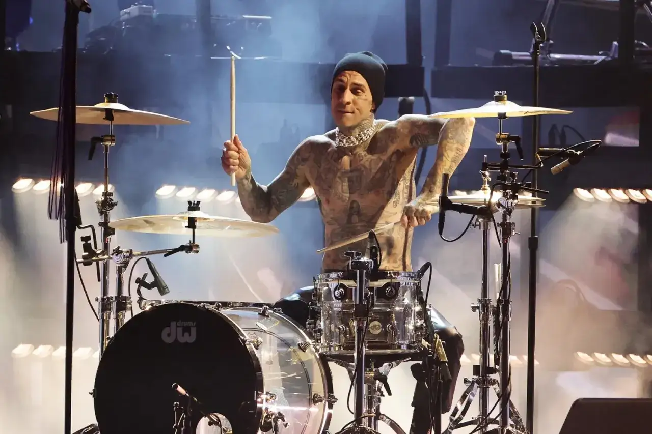 Travis Barker, perkusista zespołu, w akcji na scenie.