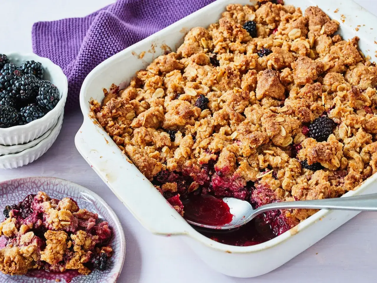Saftiger Brombeer-Crumble, perfekt für schnelle und einfache Brombeeren Rezepte. Frisch gebacken und köstlich!