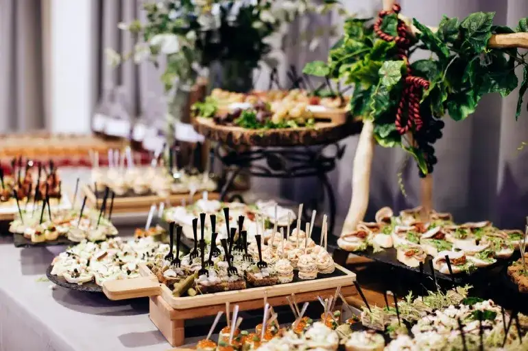 Rodzaje cateringu: biznesowy, okolicznościowy, socjalny