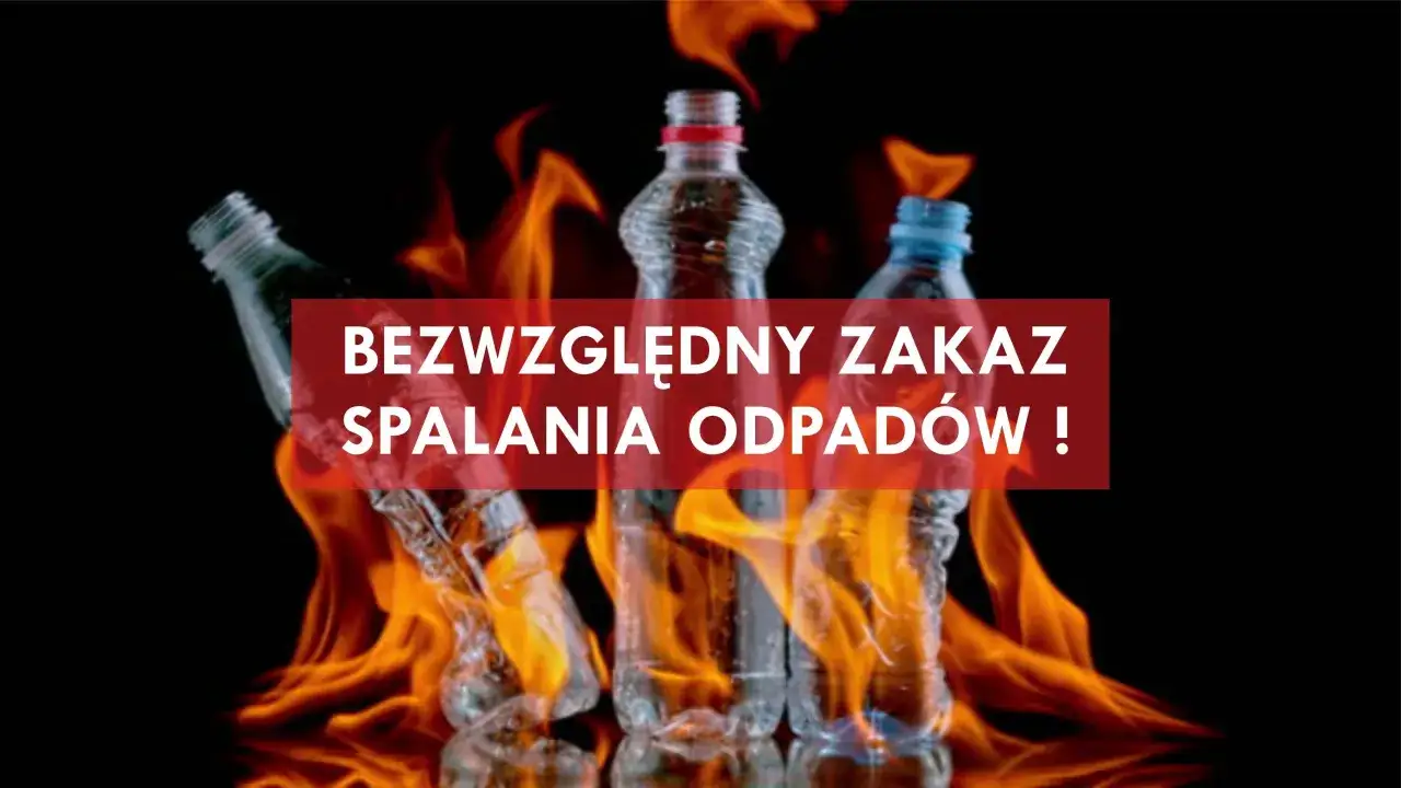 Puste butelki plastikowe w ogniu. Napis: 