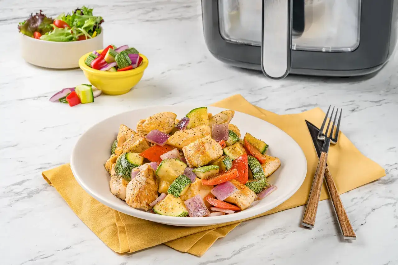 Pyszne kurczak z warzywami z frytkownicy beztłuszczowej. Idealne air fryer przepisy na szybki obiad.