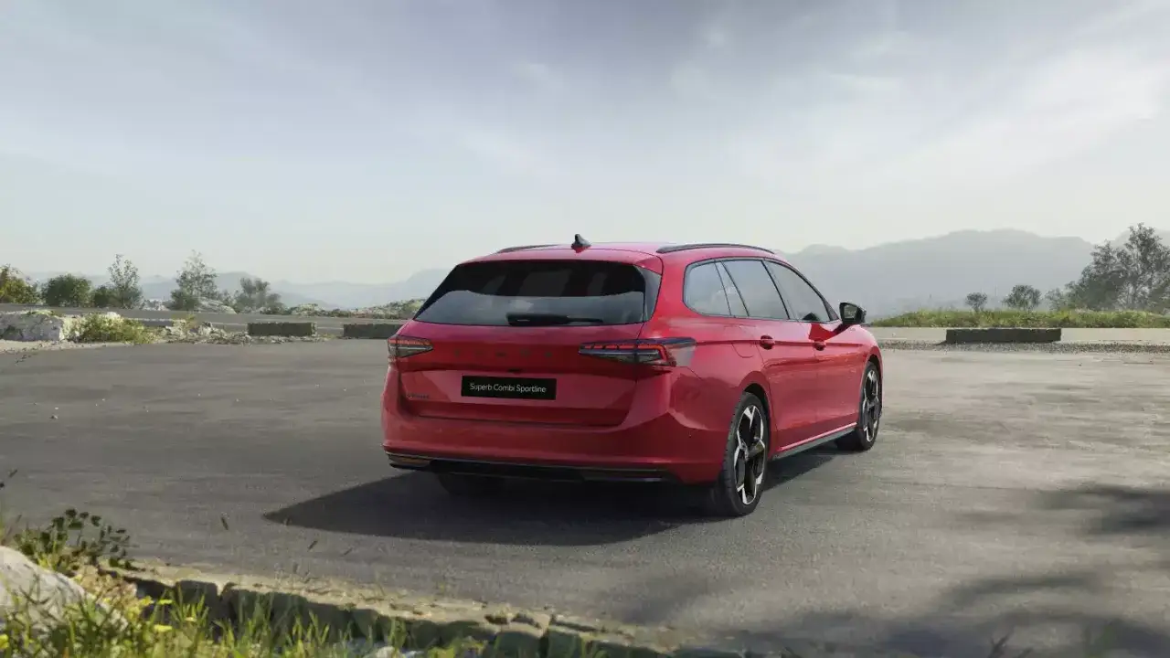 Czerwone, najładniejsze kombi Superb Combi Sportline na tle górskiego krajobrazu.