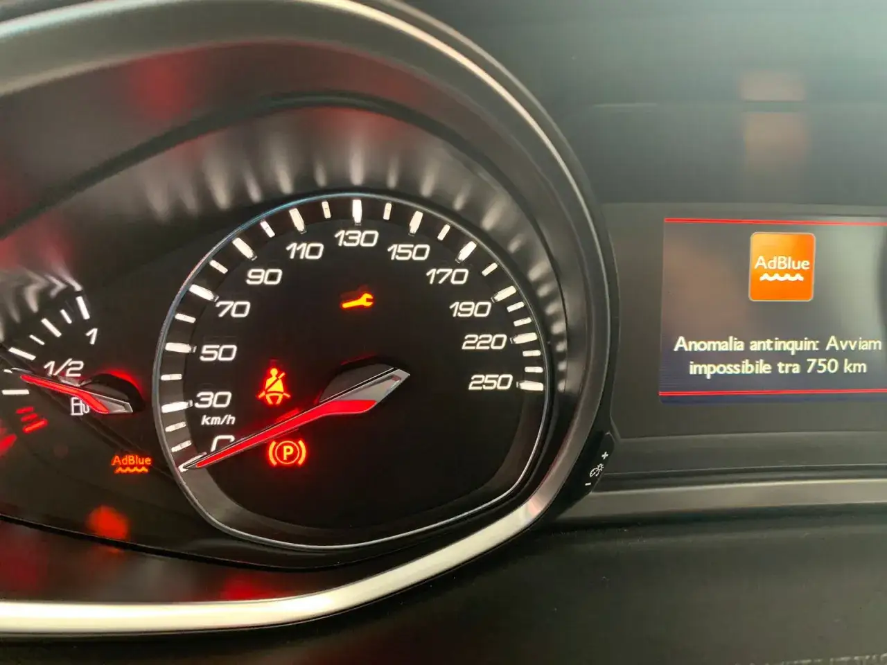 Cruscotto Peugeot 2008 con spia AdBlue accesa e messaggio