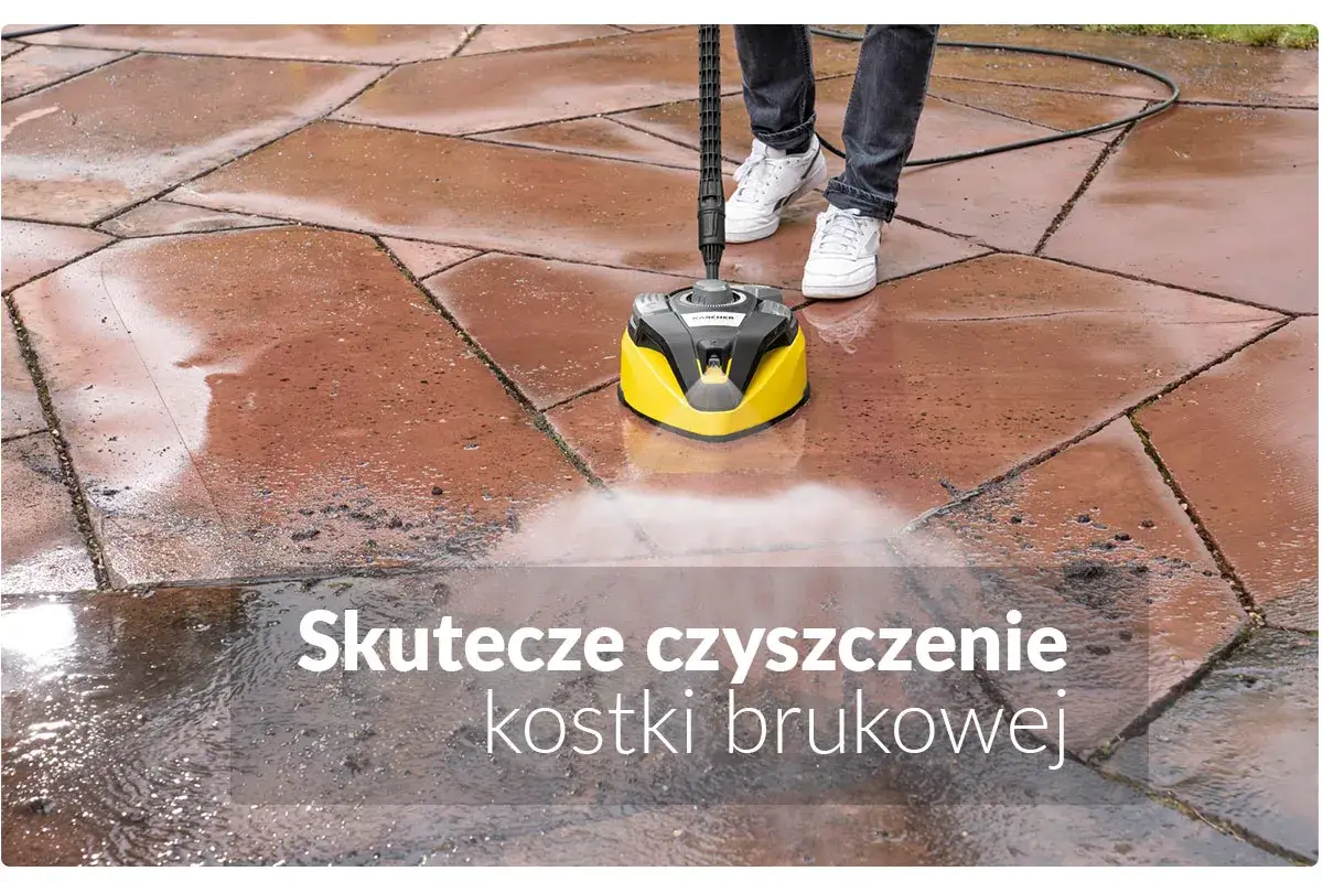 Elektryczna zamiatarka do kostki skutecznie czyści brudną nawierzchnię.