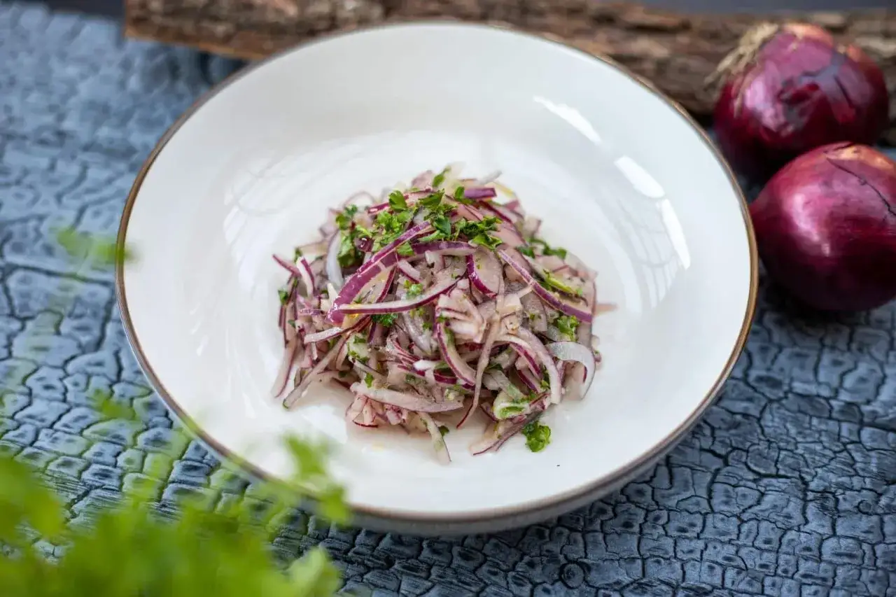 Frischer Zwiebelsalat mit Kräutern, perfekt als Beilage. Ein einfaches zwiebelsalat rezept für jeden Tag.