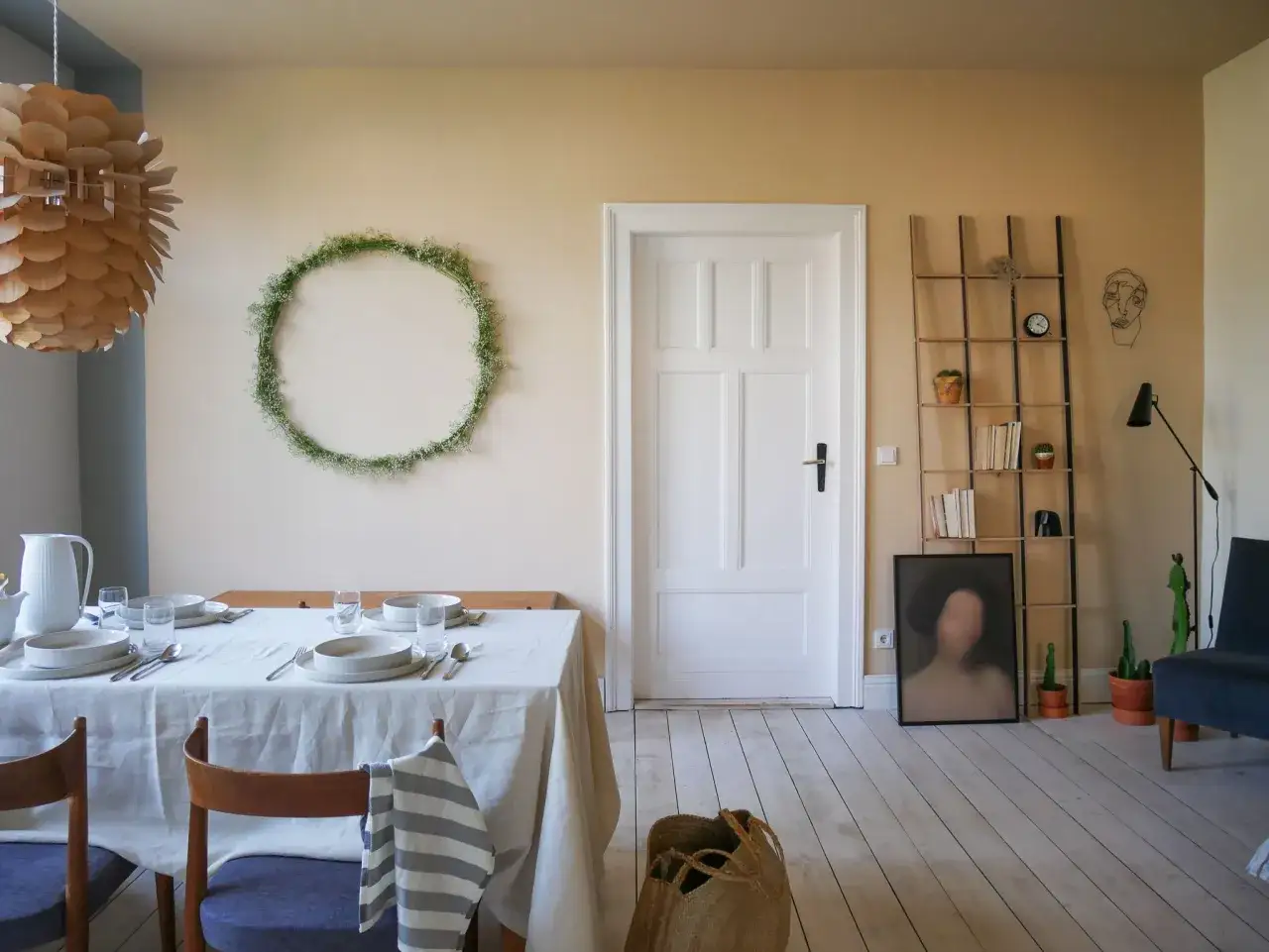 Einladendes Wohnzimmer mit warmen Wandfarben, gedecktem Tisch und rustikalem Charme.