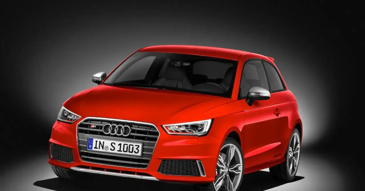Czerwony Audi S1 quattro z napędem na cztery koła, gotowy do dynamicznej jazdy.