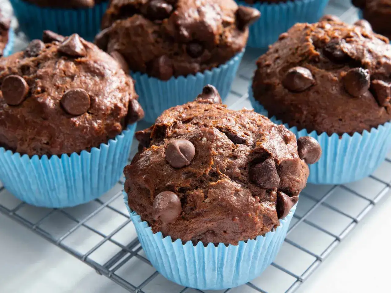 Wilgotne i puszyste muffinki czekoladowe, idealne na każdy dzień. Ten przepis to gwarancja sukcesu!