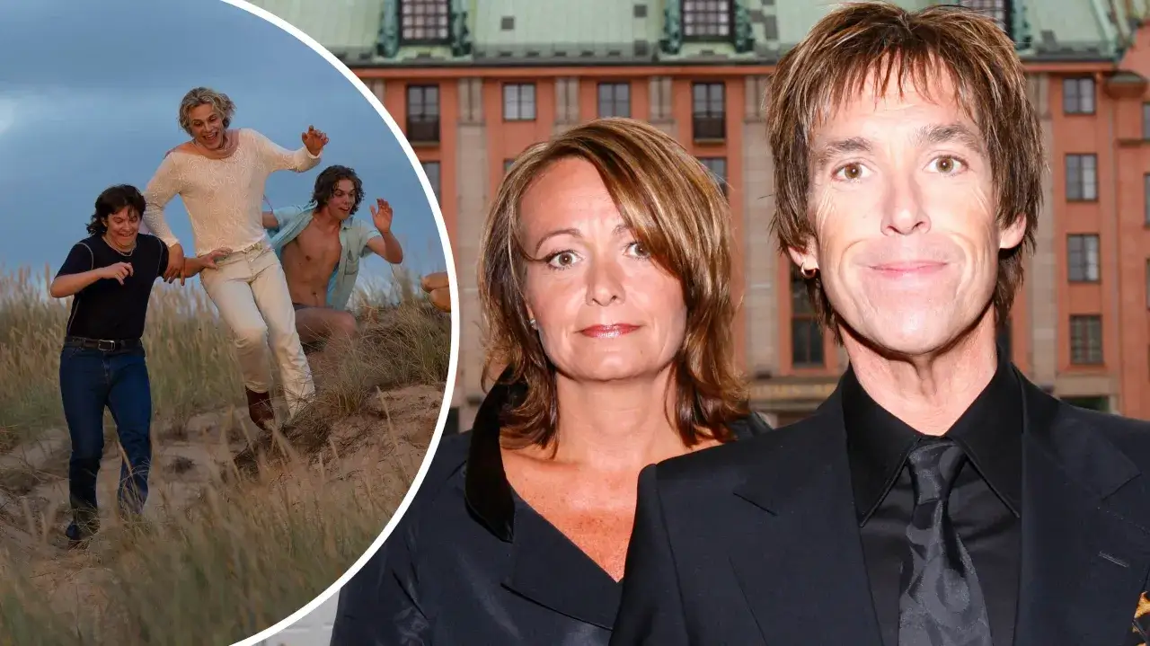 Åsa Gessle ung, glad och lekfull på en sanddyn med vänner. Till höger, ett par i kostym.