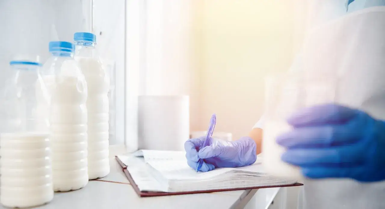 Controllo qualit&agrave; del latte: analisi per verificare la presenza di antibiotico nel latte.