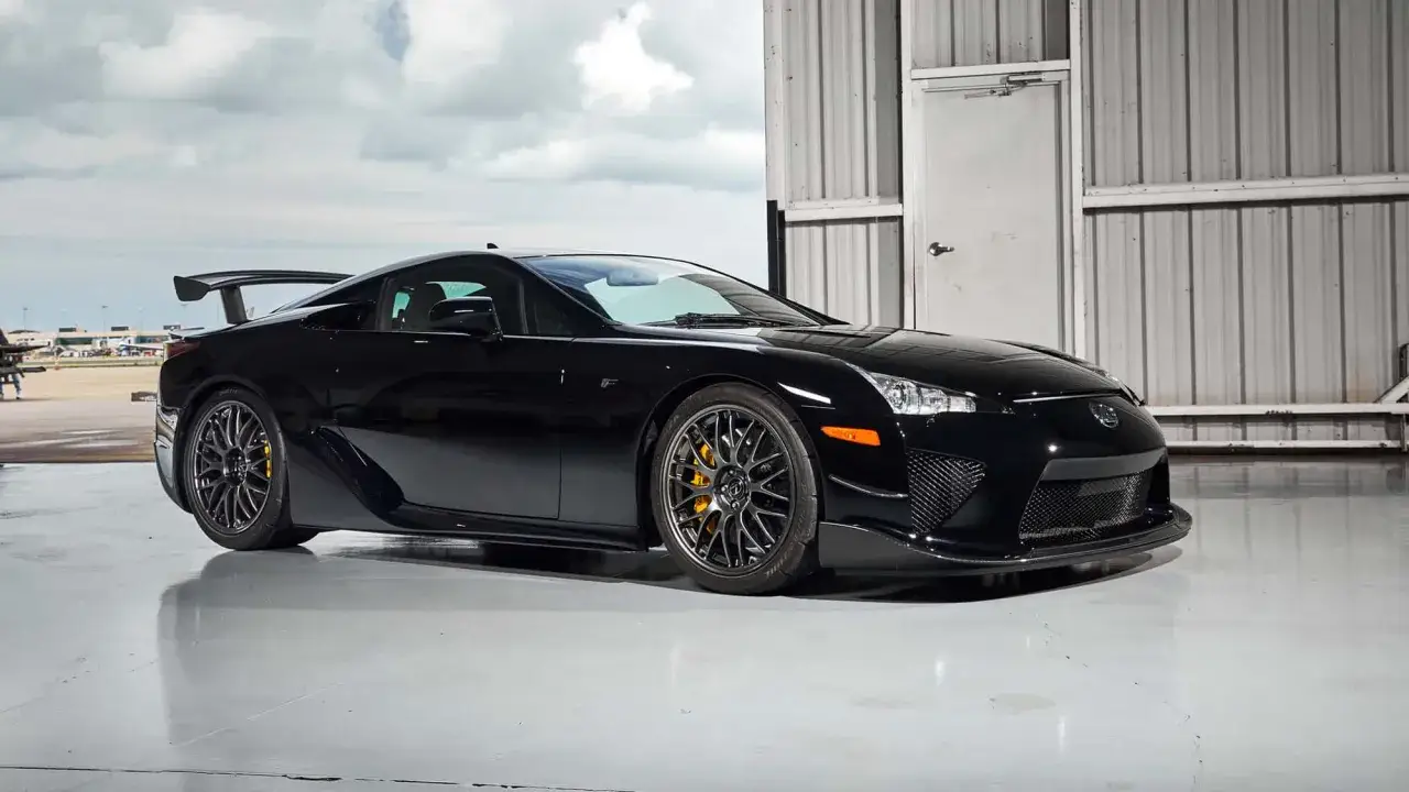 Schwarzer Lexus LFA mit gelben Bremss&auml;tteln und Spoiler. Der Lexus LFA Preis ist hoch, aber die Leistung ist unschlagbar.