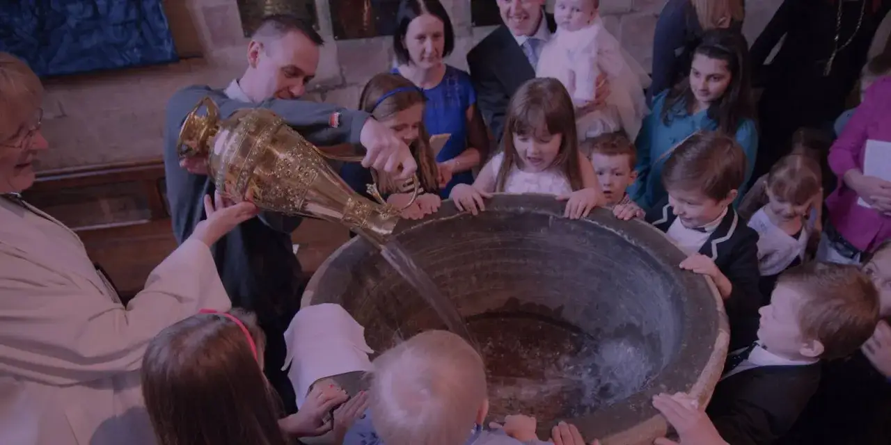 Taufzeremonie: Wasser fließt aus goldenem Krug in Taufbecken. Kinder und Familie blicken gespannt auf dieses christliche Glaubensbekenntnis.