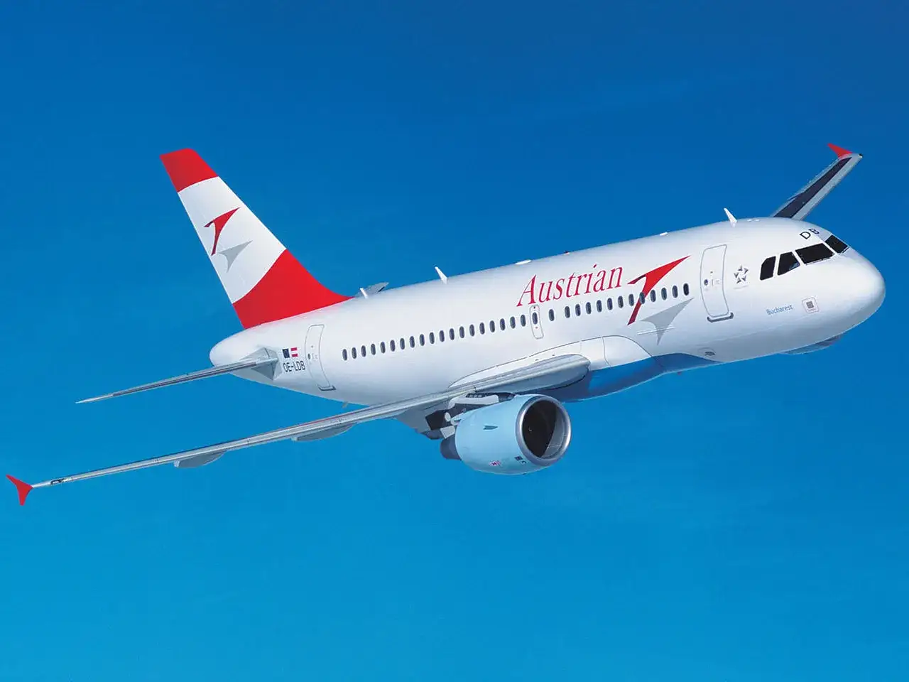 Samolot Austrian Airlines w locie. Idealny do podróży z bagażem podręcznym.