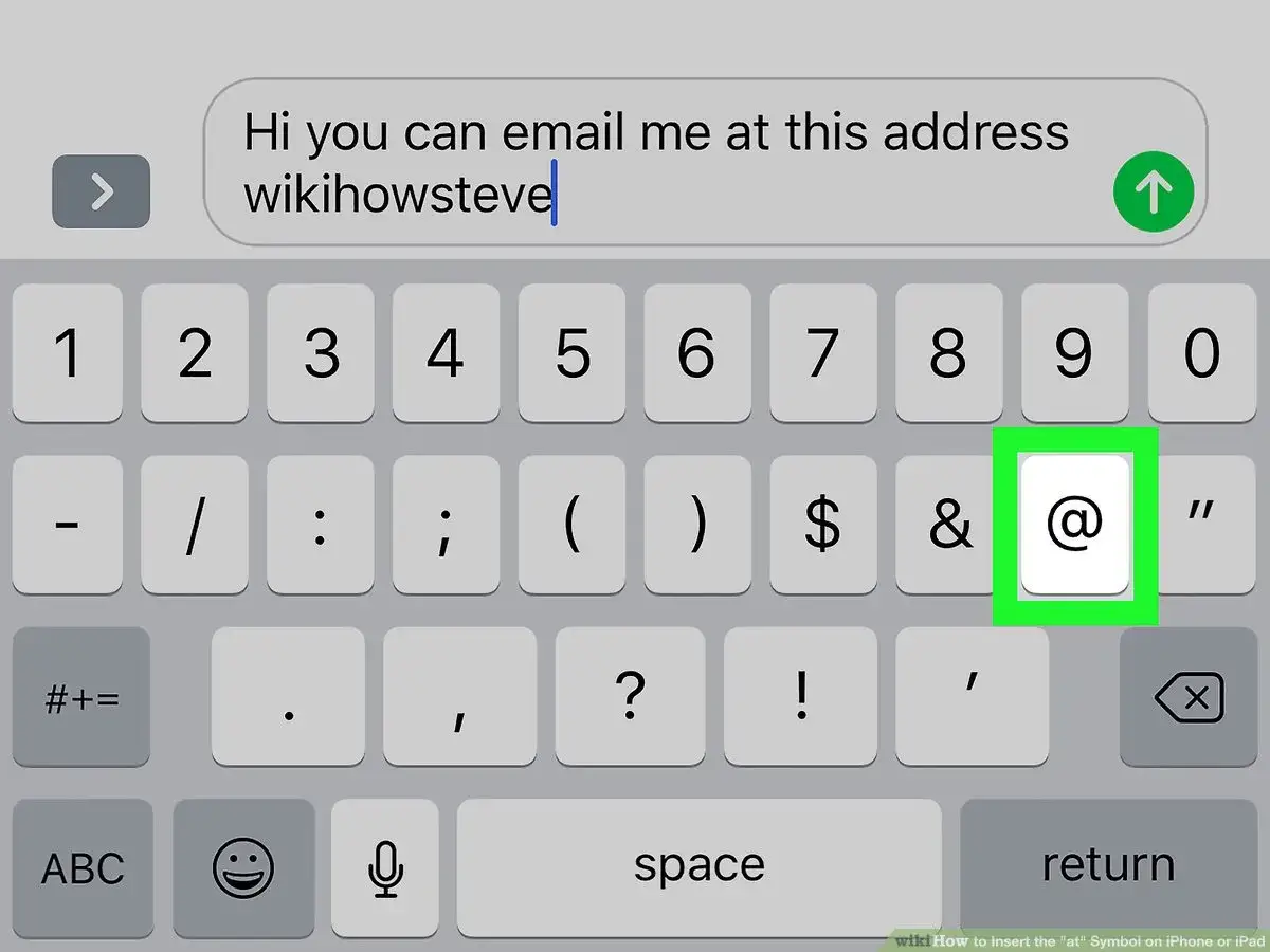 Klawiatura iPhone'a z podświetlonym symbolem @, gotowa do wpisania adresu e-mail.