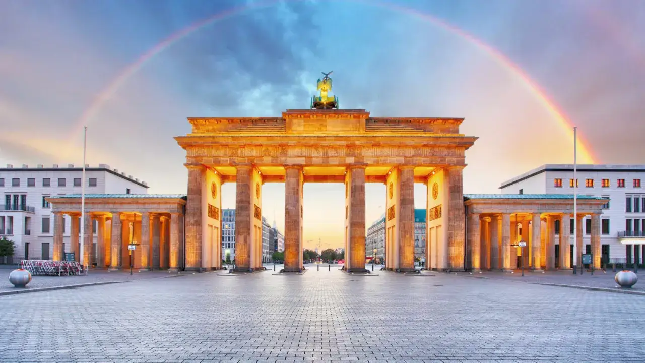 Brandenburger Tor in Berlin mit Regenbogen. Ein perfekter Moment f&uuml;r Sightseeing in Berlin.