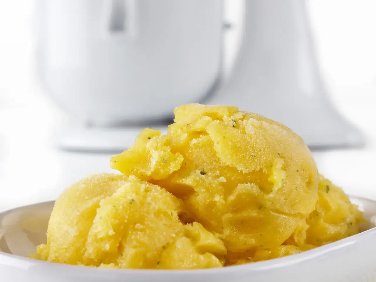 Erfrischendes Mango Sorbet, perfekt für ein leichtes Dessert. Dieses Mango Sorbet Rezept ist einfach zuzubereiten.