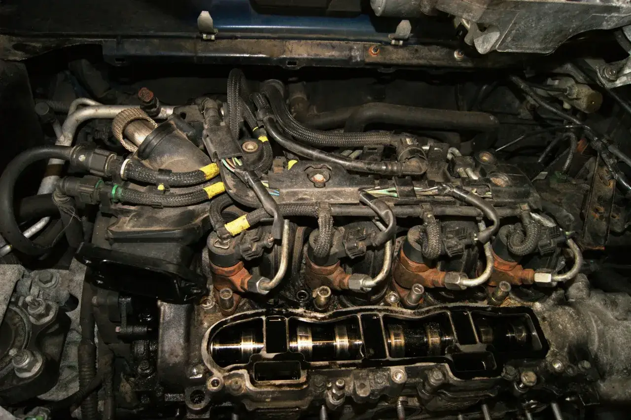Motorraum eines Citroen Jumpy 2.0 HDI. Offener Ventildeckel zeigt Nockenwelle und Einspritzdüsen. Mögliche Probleme hier?