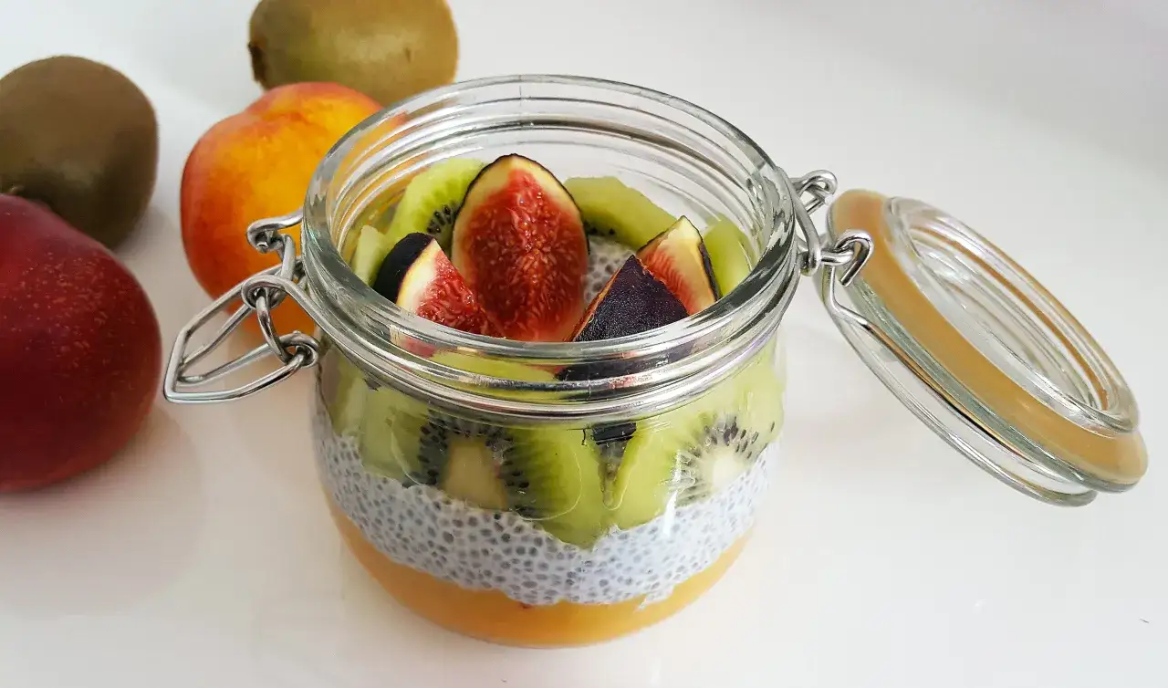 Pudding chia z kiwi i figą w słoiku. Zastanawiasz się, dlaczego pudding chia nie gęstnieje? Może zabrakło płynu lub czasu na namoczenie nasion.