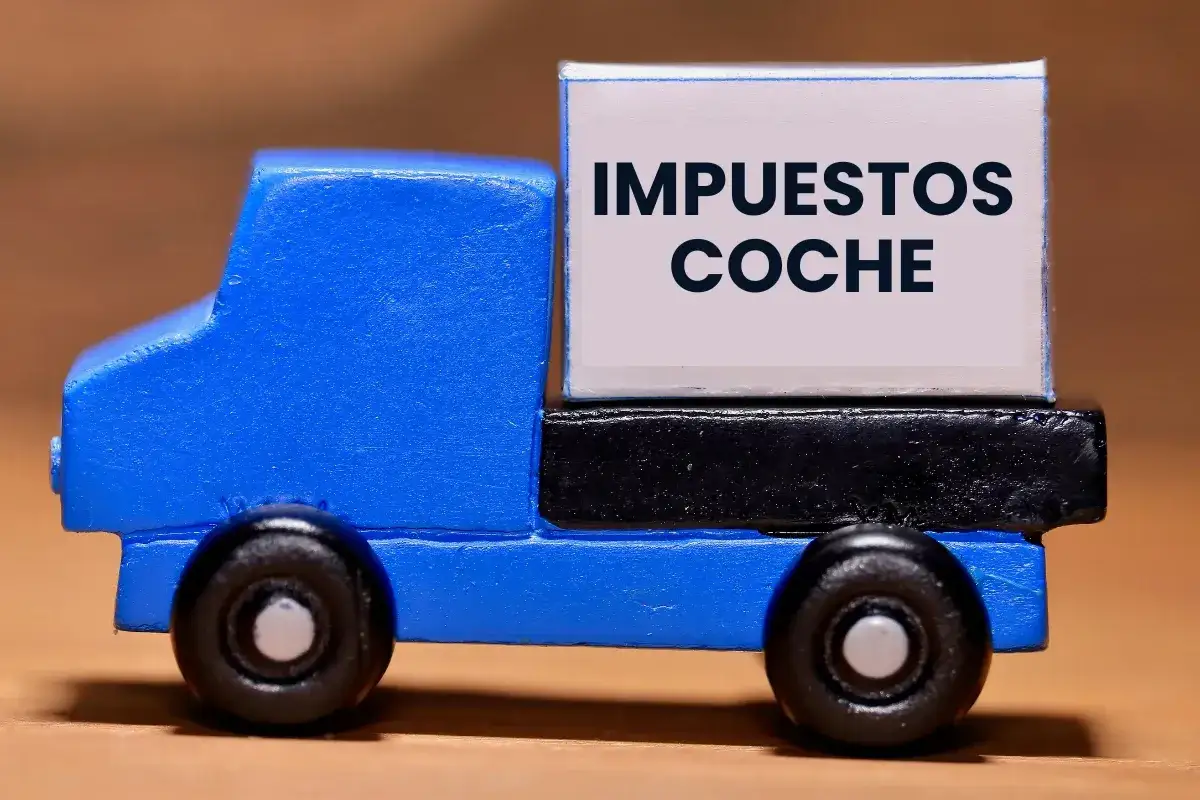 Camión de juguete azul transporta un cartel que dice