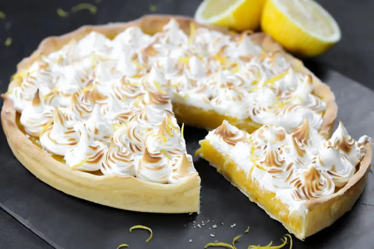 Une d&eacute;licieuse tarte citron meringu&eacute;e, avec sa garniture dor&eacute;e et ses pointes de meringue l&eacute;g&egrave;rement caram&eacute;lis&eacute;es, pr&ecirc;te &agrave; &ecirc;tre d&eacute;gust&eacute;e.