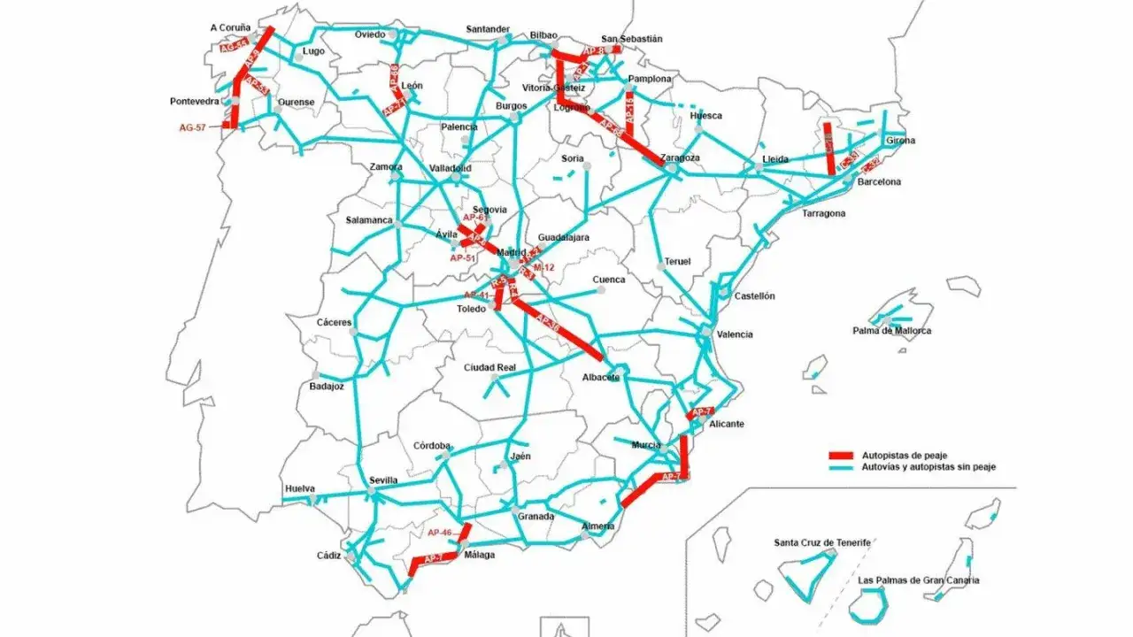 Mapa de España con autopistas de peaje (rojas) y autovías (azules). Algunas zonas muestran retenciones de tráfico en las autopistas principales.