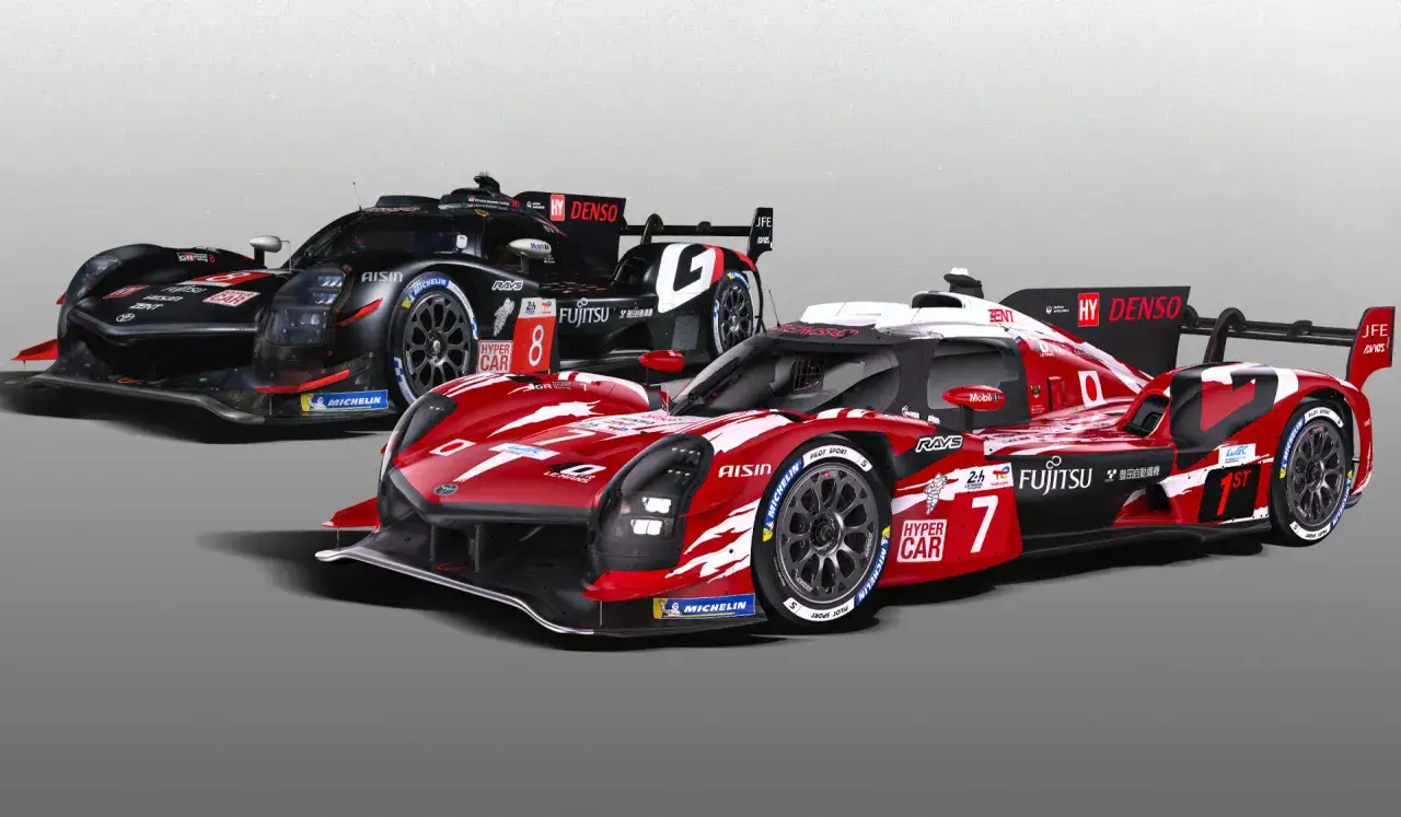 Dwa prototypy wyścigowe, czerwony z numerem 7 i czarny z numerem 8, gotowe do startu w wyścigu Le Mans 24h.