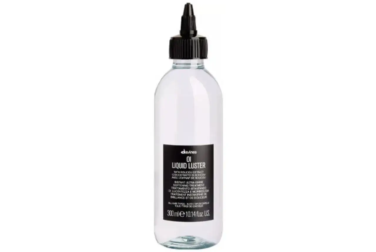 Davines OI Liquid Luster-flaska f&ouml;r att f&aring; glansigt h&aring;r.