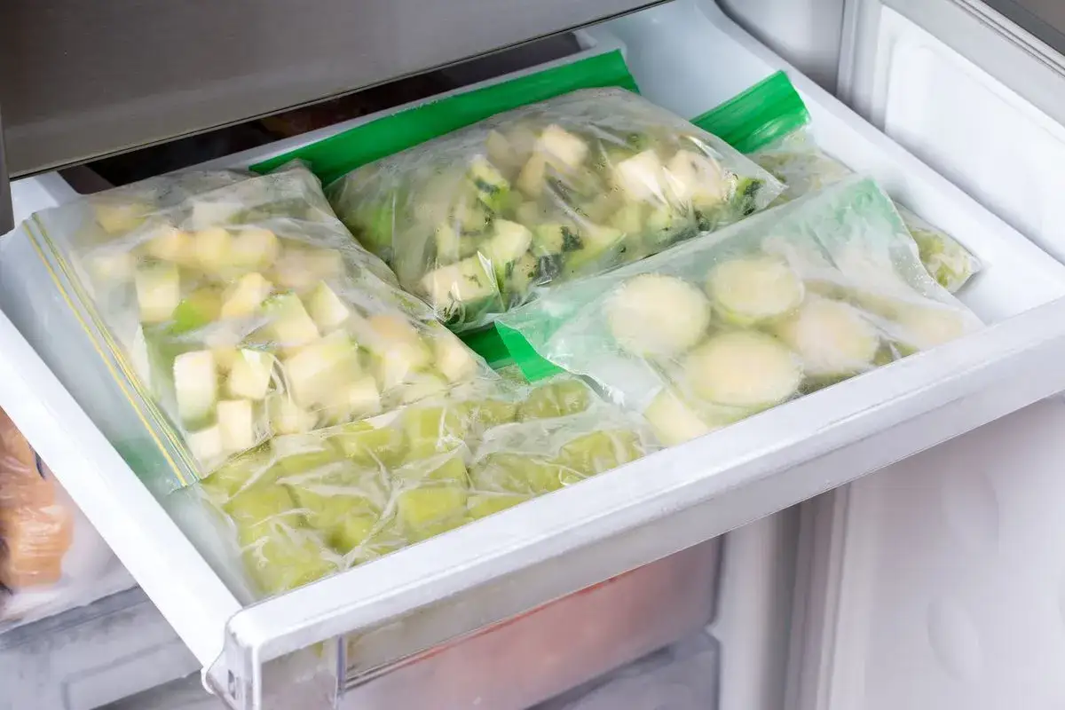 Sacchetti con zucchine cotte e tagliate, pronti per essere congelati. Così si conservano a lungo, ma quanto durano in frigo dopo la cottura?