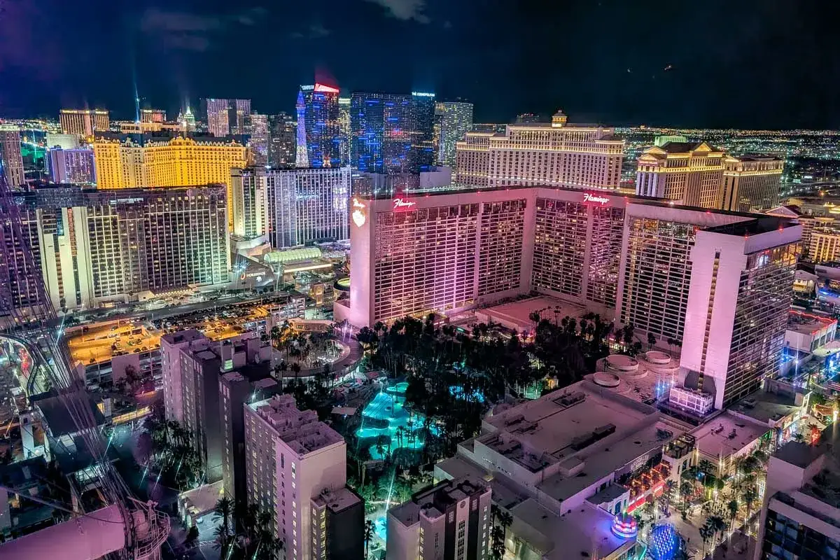 Nocne Las Vegas: lśniące wieżowce, hotel Flamingo i baseny tworzą niezapomniane **las vegas atrakcje**.
