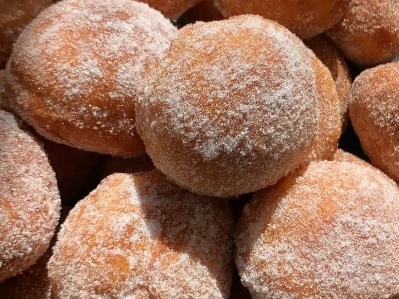 Puszyste, złociste paczki posypane cukrem pudrem. Idealne, gdy zastanawiasz się, jak zrobić paczki na tłusty czwartek.