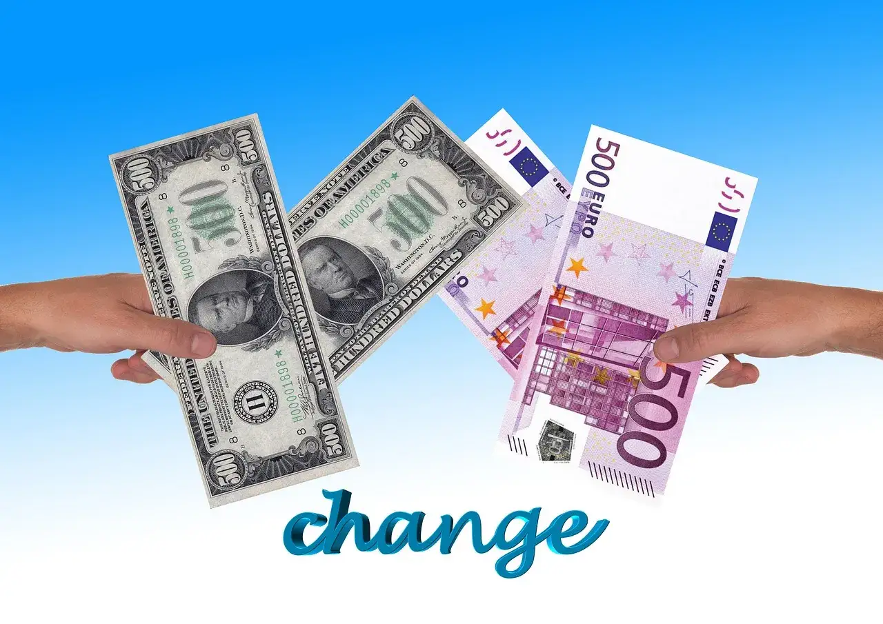 H&auml;nde tauschen 500-Dollar-Scheine gegen 500-Euro-Scheine. Der Geldkurs wechselt, ein Briefkurs wird sichtbar.